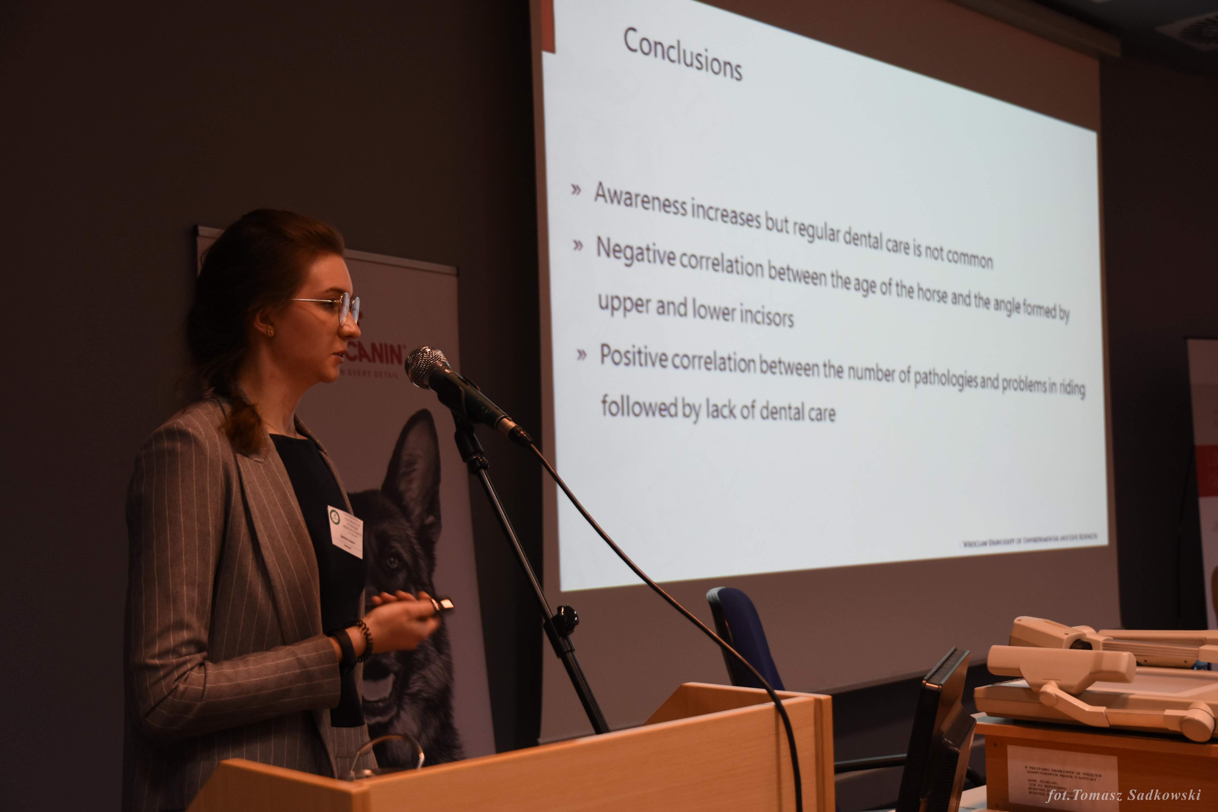Zuzanna Żabińska presenting 'Most common pathologies of the stomatognathic system within the oral vestibule and diastema in horses' during farm animals session